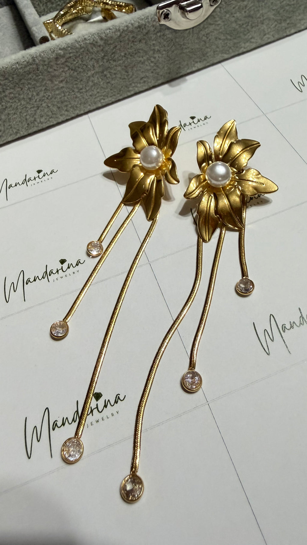 Aretes flor dorada